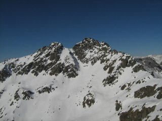l'orsiera e il canale dal colle della gavia;a dx si intravede la cengia che si percorre per raggiungere la base del canale
