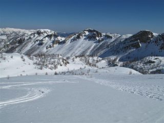 In discesa sulle Ciappe di Fontanalba, dietro la Rocca Rossa e la Bassa di Valauretta