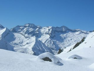 alpe Pian del Lago. Sullo sfondo la Torre d'Ovarda