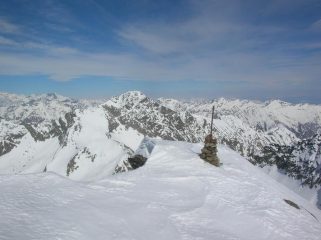 La cima della Becca di Vlou con, sullo sfondo, il Mont Nery.