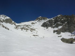 Il valloncello che conduce all' insellatura che separa la Becca Torché (a sinistra) dalla Becca di Vlou (a destra).
