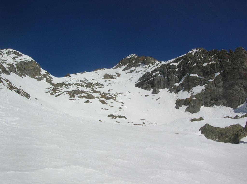 Il valloncello che conduce all' insellatura che separa la Becca Torché (a sinistra) dalla Becca di Vlou (a destra).