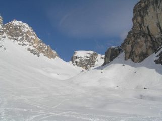 La Cima Piatta si vede infondo al vallone