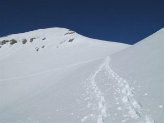In discesa dal colle di Gaina, dietro il Marguareis