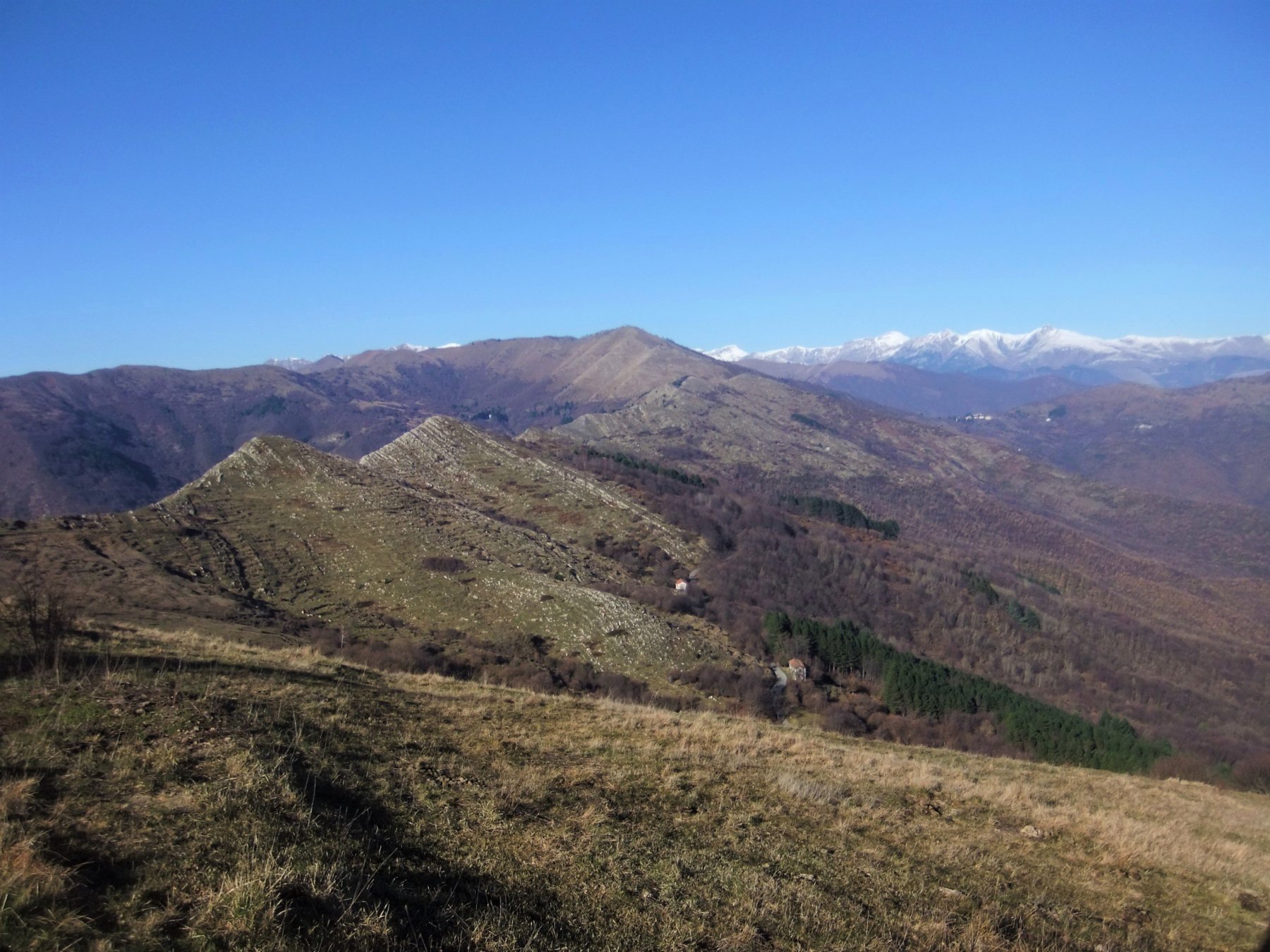 Dal Passo del Maro : il Monte delle More è il primo a sinistra .