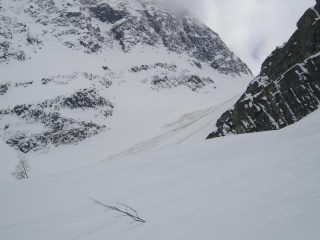 Una grossa valanga ha invaso il canale che sale al Colle Piglimò