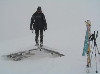 Sul colle sovrastato di neve