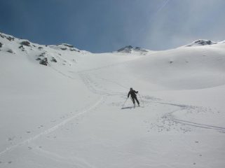 In discesa sui pendii sotto la cima.