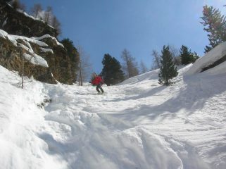 Il canalone che raccorda la conca dell' Alpe La Tsa (2317m) al pianoro dell' Alpe Brouille (1889m).