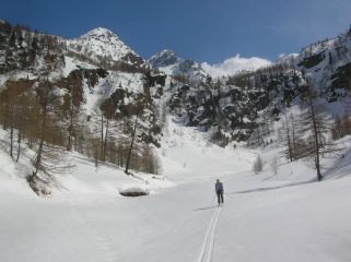 La fascia rocciosa al termine del pianoro dell' Alpe Bbrouille (1889m).