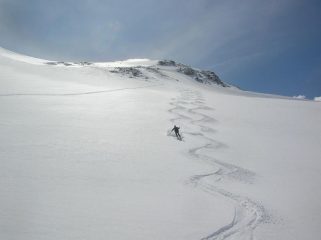 In discesa sui pendii sotto la cima.