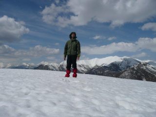 In cima, aquila sullo sfondo.