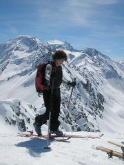 Arrivo in vetta di Teresa. Sullo sfondo il Petit ed il Grand Combin
