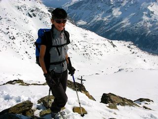In cima con la discreta croce di ferro lato vallone di salita 