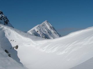 Il Tantané spunta dietro al colle