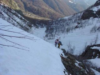 Sopra la cascata si ricalzano gli sci