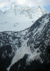 Il canale di salita con sullosfono la Nord della Presanella