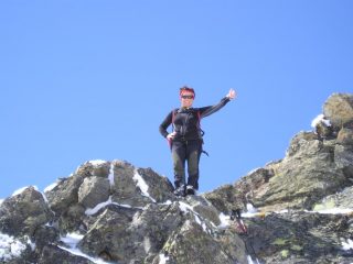 Assunta esulta mentre scende dalla cresta terminale