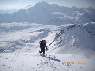 in cima, sullo sfondo il Basodino