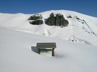 La rocca del Montone, con il cartello ancora quasi sommerso....