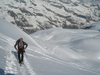 I ripidi pendii sotto la cima