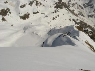 la spalla che porta all'entrata del canale