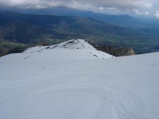 Neve e pianura verdeggiante....