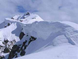 La cresta sommitale e le grandi cornici.