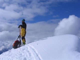 In cima, osservando il panorama.