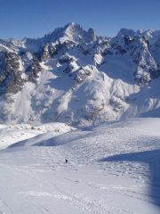 panorama verso le Aiguille Rouges e dietro lAiguille Verte, le Jorasse....