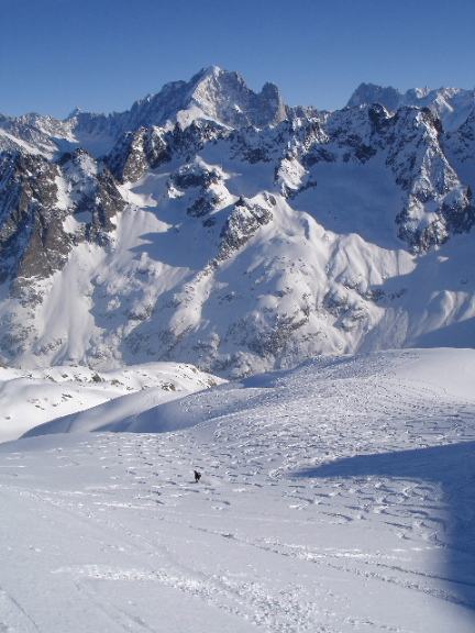 panorama verso le Aiguille Rouges e dietro lAiguille Verte, le Jorasse....