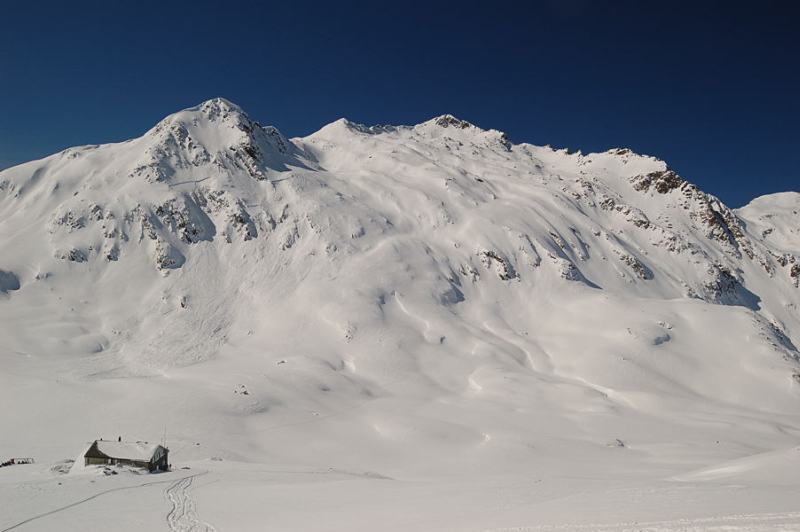 i pendii E del Six Madum, salendo al Piz Cavradis