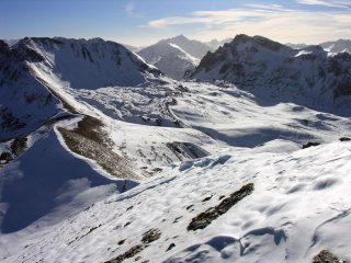 panorami osservati dalla cima : il Vallone di salita e il Col Gipière de l'Oronaye al centro (26-11-2006)