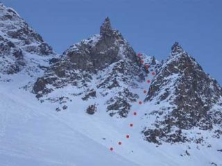 al centro lo stretto couloir-goulotte