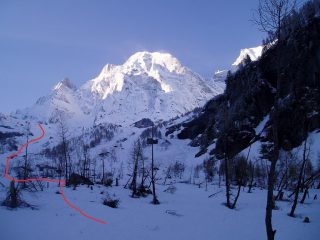Il Cengalo e, evidenziata, la prima parte della via di salita alla Bondasca