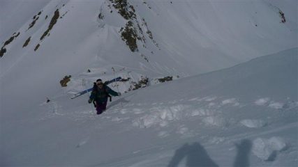 Ricky a pochi metri dalla vetta, canale nord a dx, pendio sud ancora vergine a sx