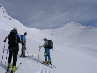 in salita; sulla dx la vetta