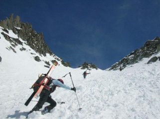 Risalendo il canale su fondi di valanga