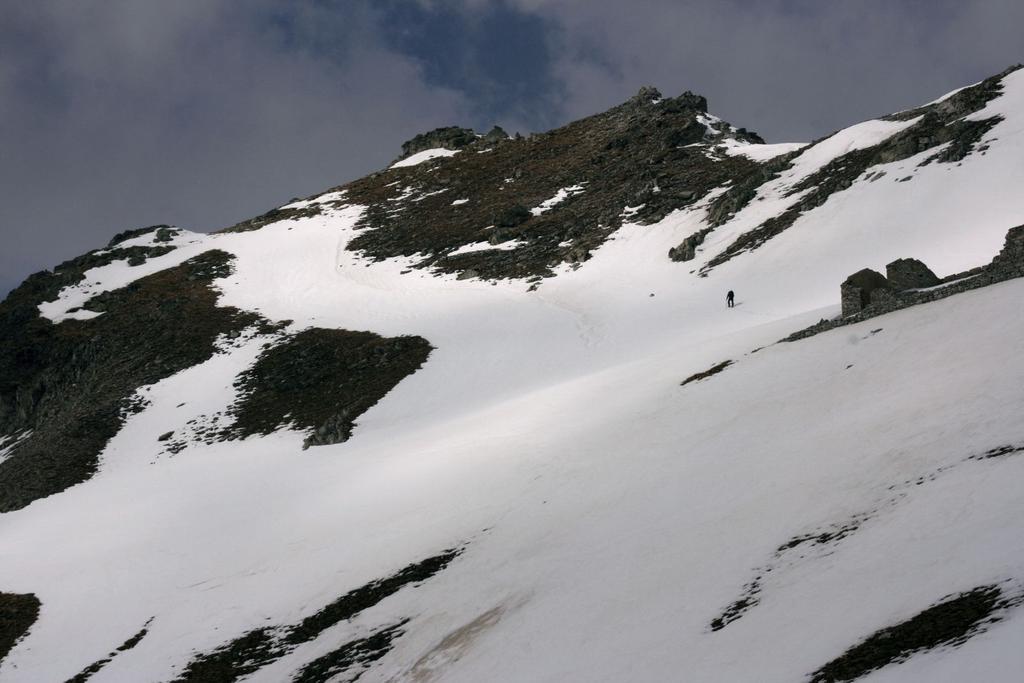 Luigi sale verso la vetta del Monte Freide (22-4-2007)