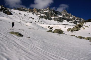 Luigi a quota 2300 m. nella Val Fissela, dove inizia la copertura nevosa (22-4-2007)