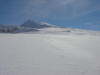Salendo al Signal du Petit Mont Cenis in secondo piano