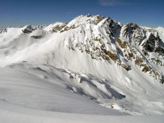 Sfondo Rocca Brancia. In primo piano si intuisce la linea di distacco del lastrone
