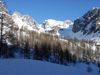Poco prima di Prato Ciorliero, la vista spazia sull'Auto Vallonasso (ben carico) 