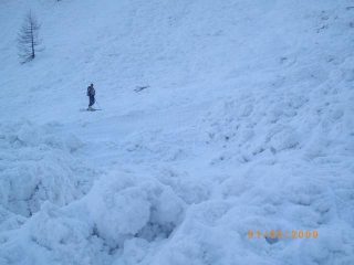 un uomo una valanga!