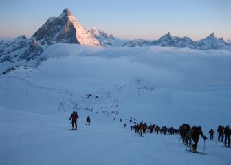 I pochi scialpinisti verso il colle.. :-)