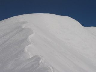 Risalito il pendio la cresta dal basso