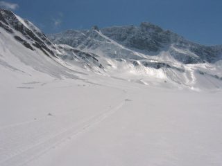 La neve ormai pucciosa a mezzogiorno nel vallone di Malatrà