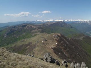 Il crinale verso il colle di Caprauna con Dubasso a sx e Armetta a dx