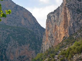 La parete di Aiglun, la via percorre lo spigolo alla sx