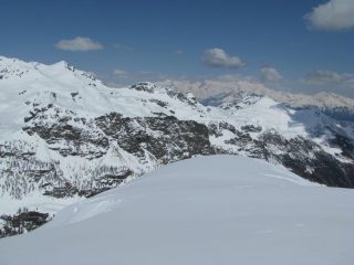 In primo piano , la Cimetta Rossa, sullo sfondo Il Monte Rosa